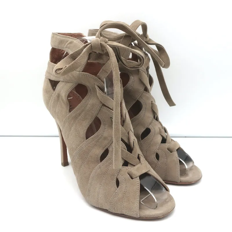 Alaia Schnürstiefeletten mit Ausschnitt in Taubengrauem Wildleder Größe 37.5 mit Peep-Toe