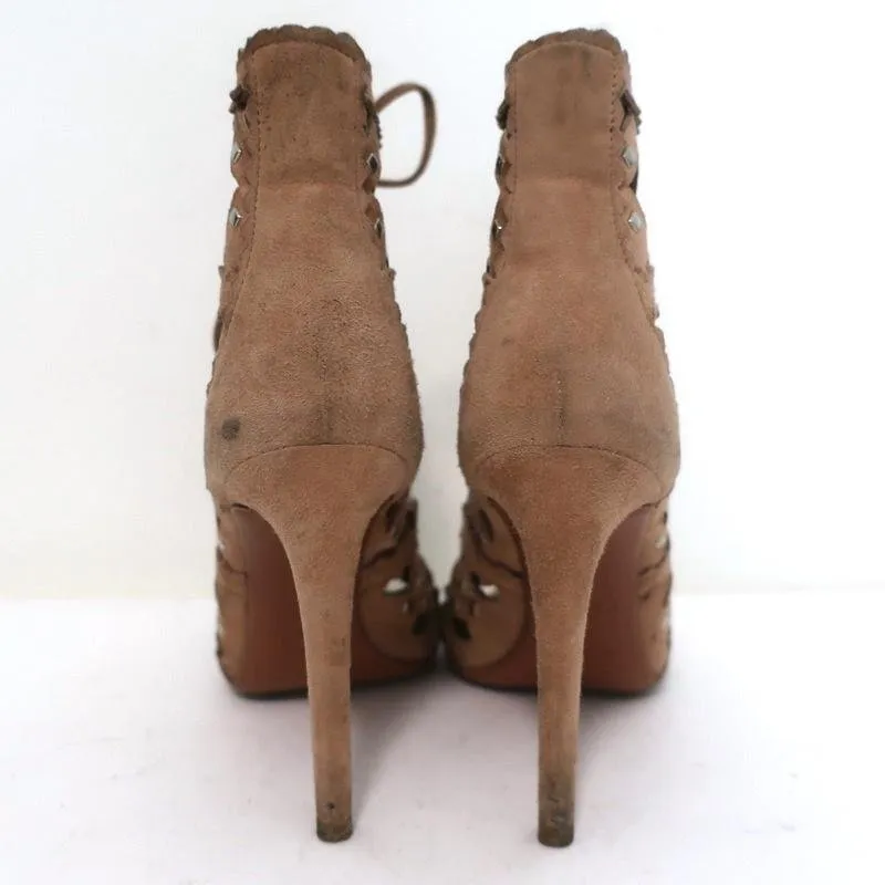 Alaia Stiefeletten mit Nieten und Laser-Cut-Details in Blassrosa Wildleder Größe 35 Offene Spitze Knöchelstiefel