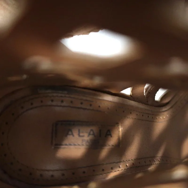 Alaia Stiefeletten mit Nieten und Laser-Cut-Details in Blassrosa Wildleder Größe 35 Offene Spitze Knöchelstiefel