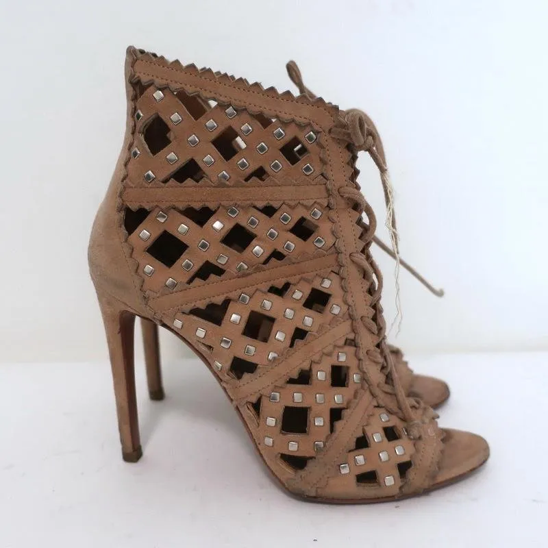 Alaia Stiefeletten mit Nieten und Laser-Cut-Details in Blassrosa Wildleder Größe 35 Offene Spitze Knöchelstiefel