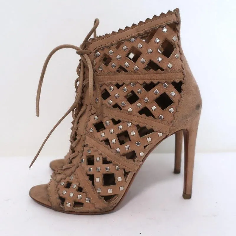 Alaia Stiefeletten mit Nieten und Laser-Cut-Details in Blassrosa Wildleder Größe 35 Offene Spitze Knöchelstiefel
