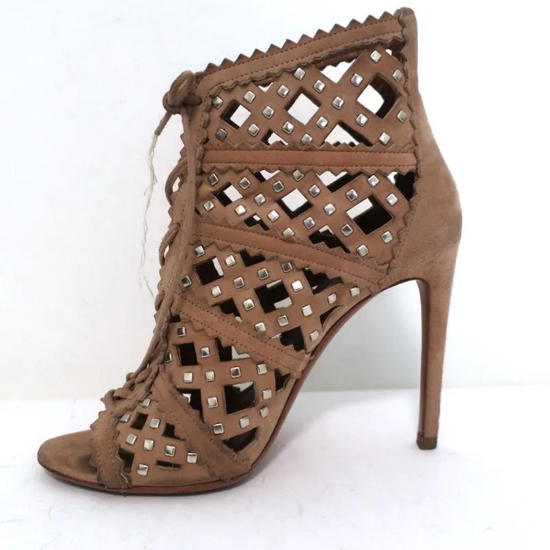 Alaia Stiefeletten mit Nieten und Laser-Cut-Details in Blassrosa Wildleder Größe 35 Offene Spitze Knöchelstiefel