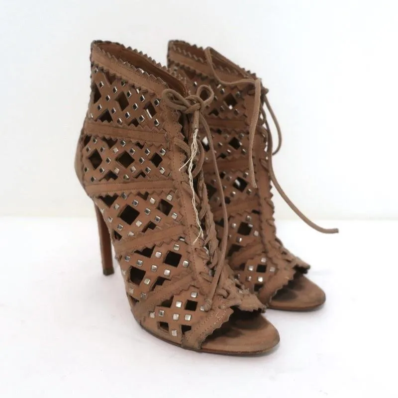 Alaia Stiefeletten mit Nieten und Laser-Cut-Details in Blassrosa Wildleder Größe 35 Offene Spitze Knöchelstiefel