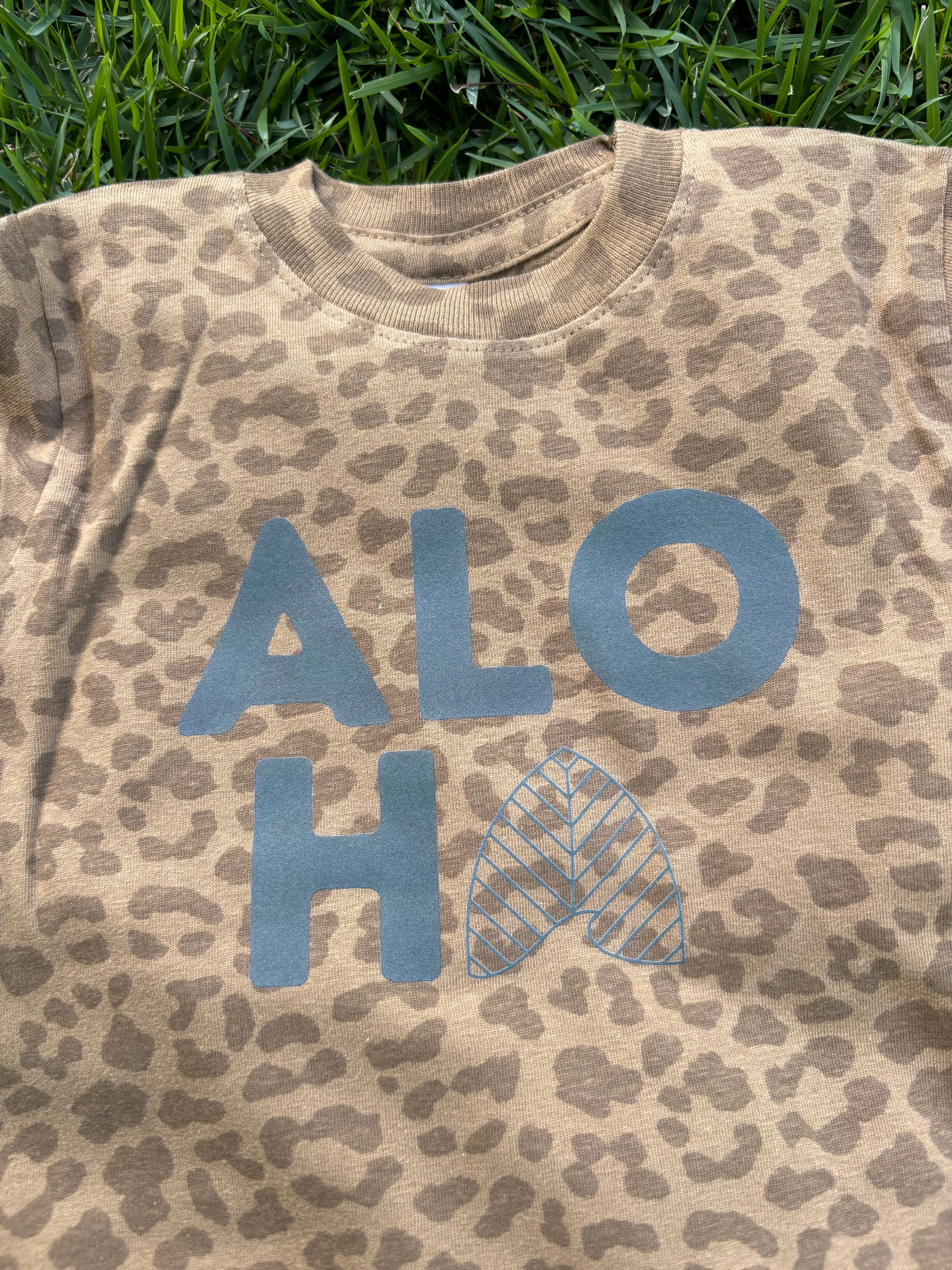 Aloha Arch Mama & Ich T-Shirts & Bodys - Brauner Leopard