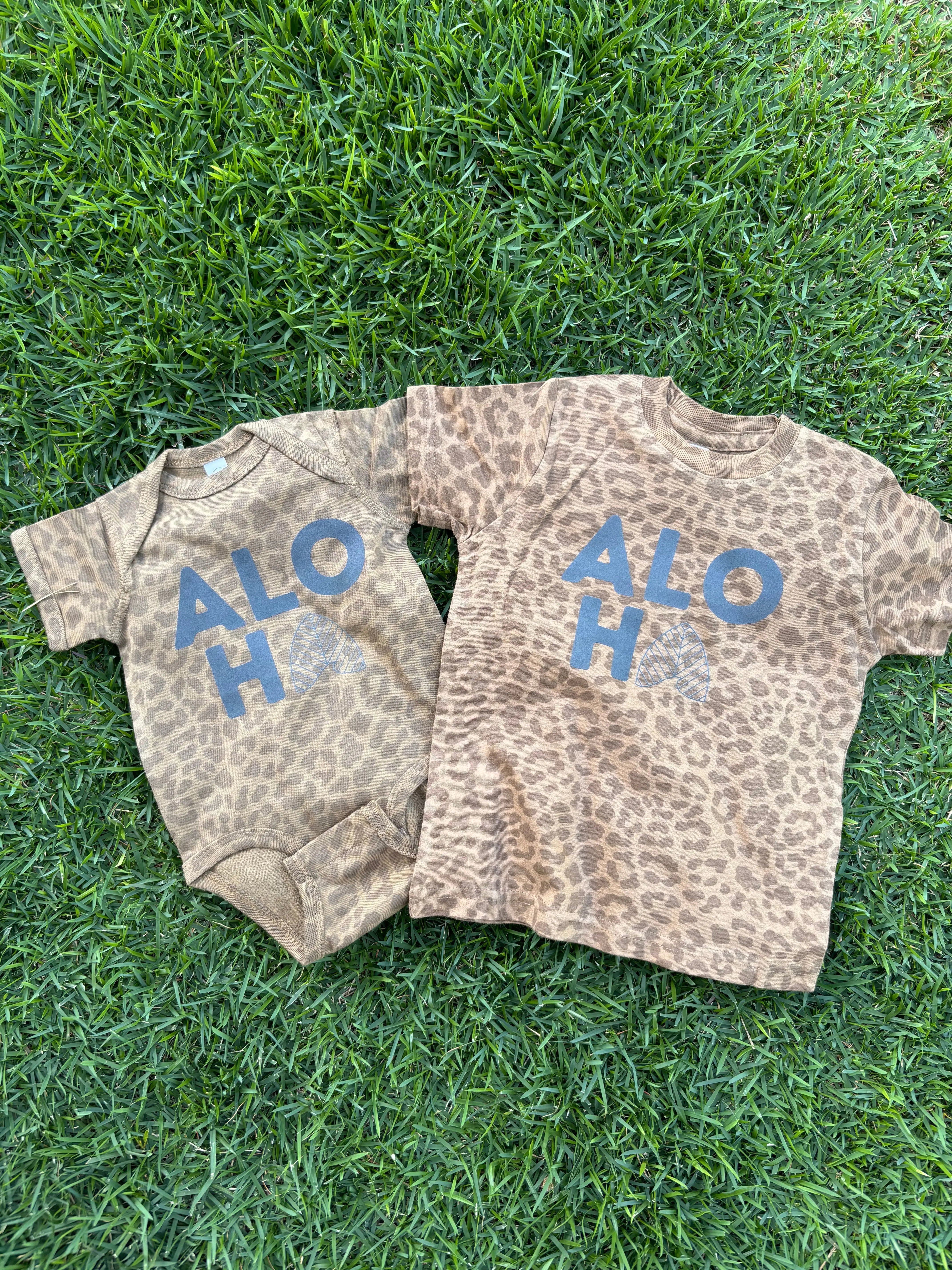 Aloha Arch Mama & Ich T-Shirts & Bodys - Brauner Leopard