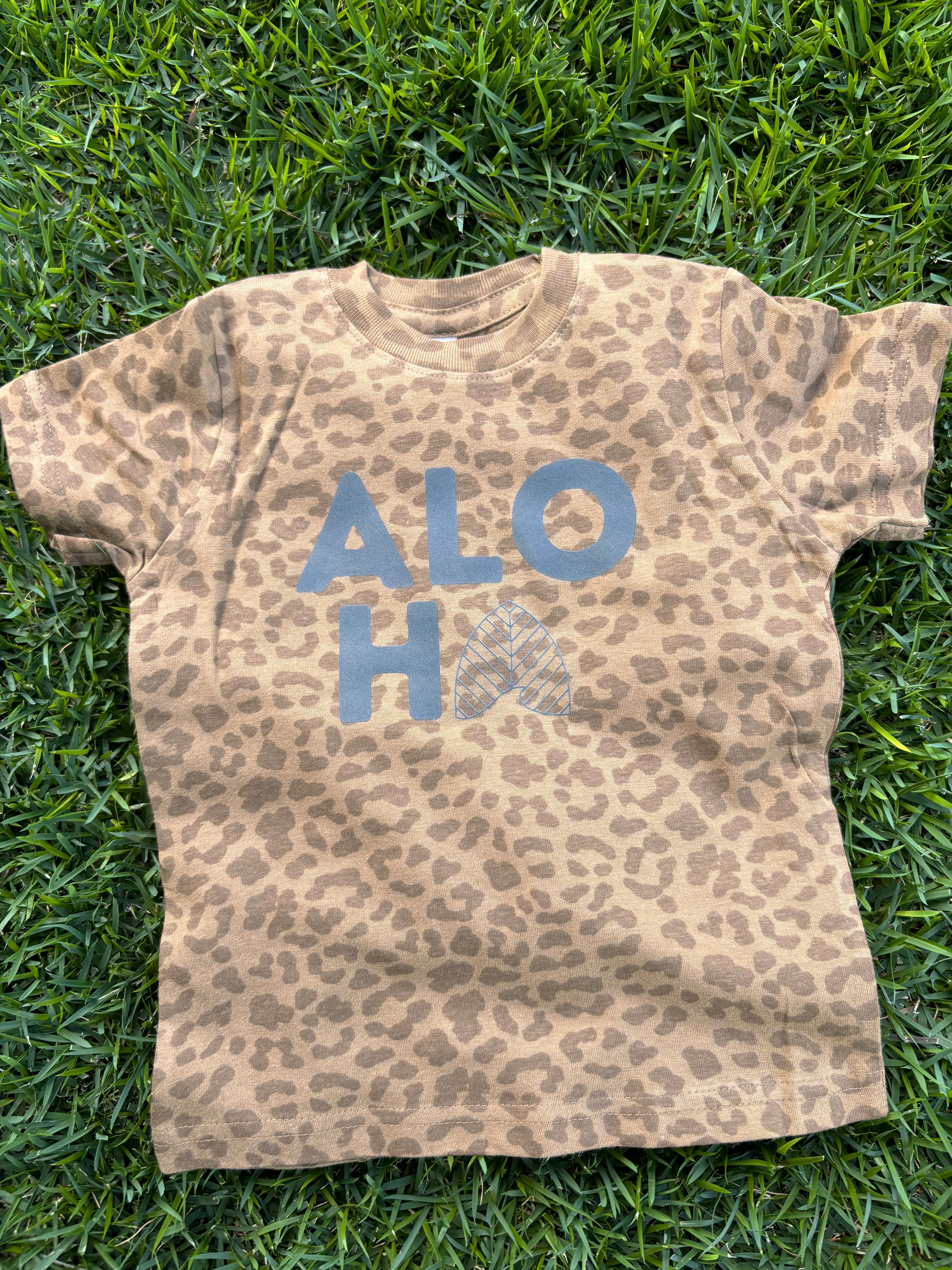 Aloha Arch Mama & Ich T-Shirts & Bodys - Brauner Leopard