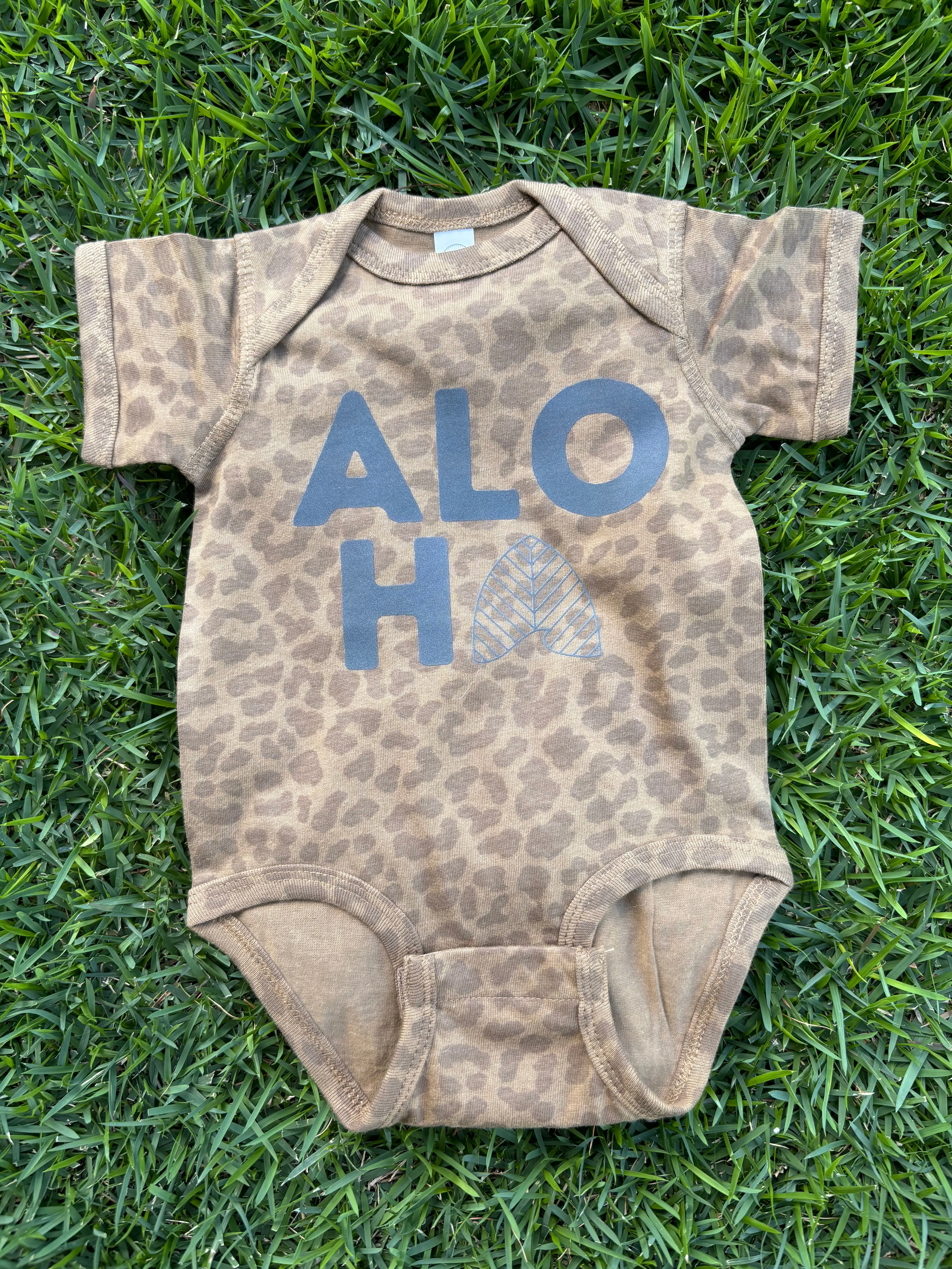 Aloha Arch Mama & Ich T-Shirts & Bodys - Brauner Leopard