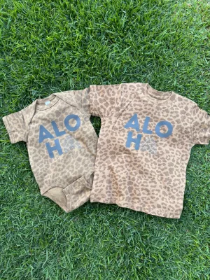 Aloha Arch Mama & Ich T-Shirts & Bodys - Brauner Leopard