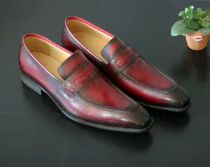 Burgunderfarbener Penny Loafer aus Kalbsleder mit Schlupf