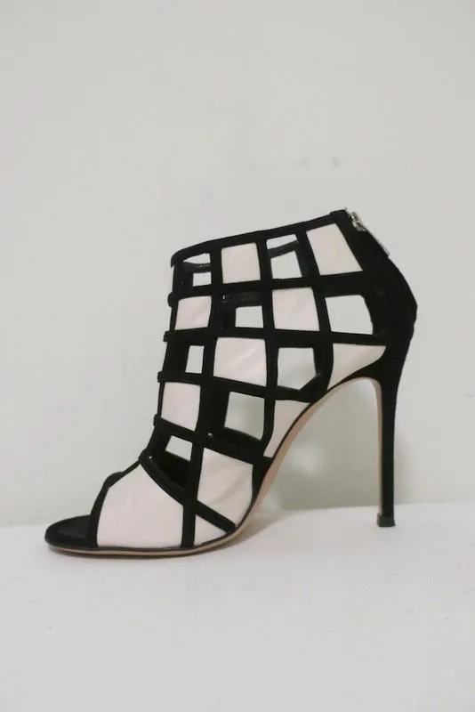 Gianvito Rossi Stiefeletten mit geometrischen Ausschnitten Schwarz Wildleder & Weiß Leder Größe 36.5