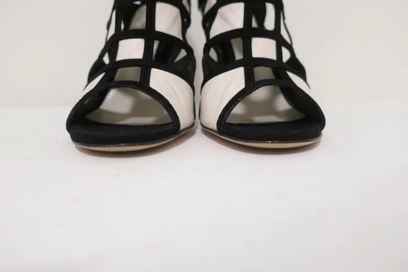 Gianvito Rossi Stiefeletten mit geometrischen Ausschnitten Schwarz Wildleder & Weiß Leder Größe 36.5