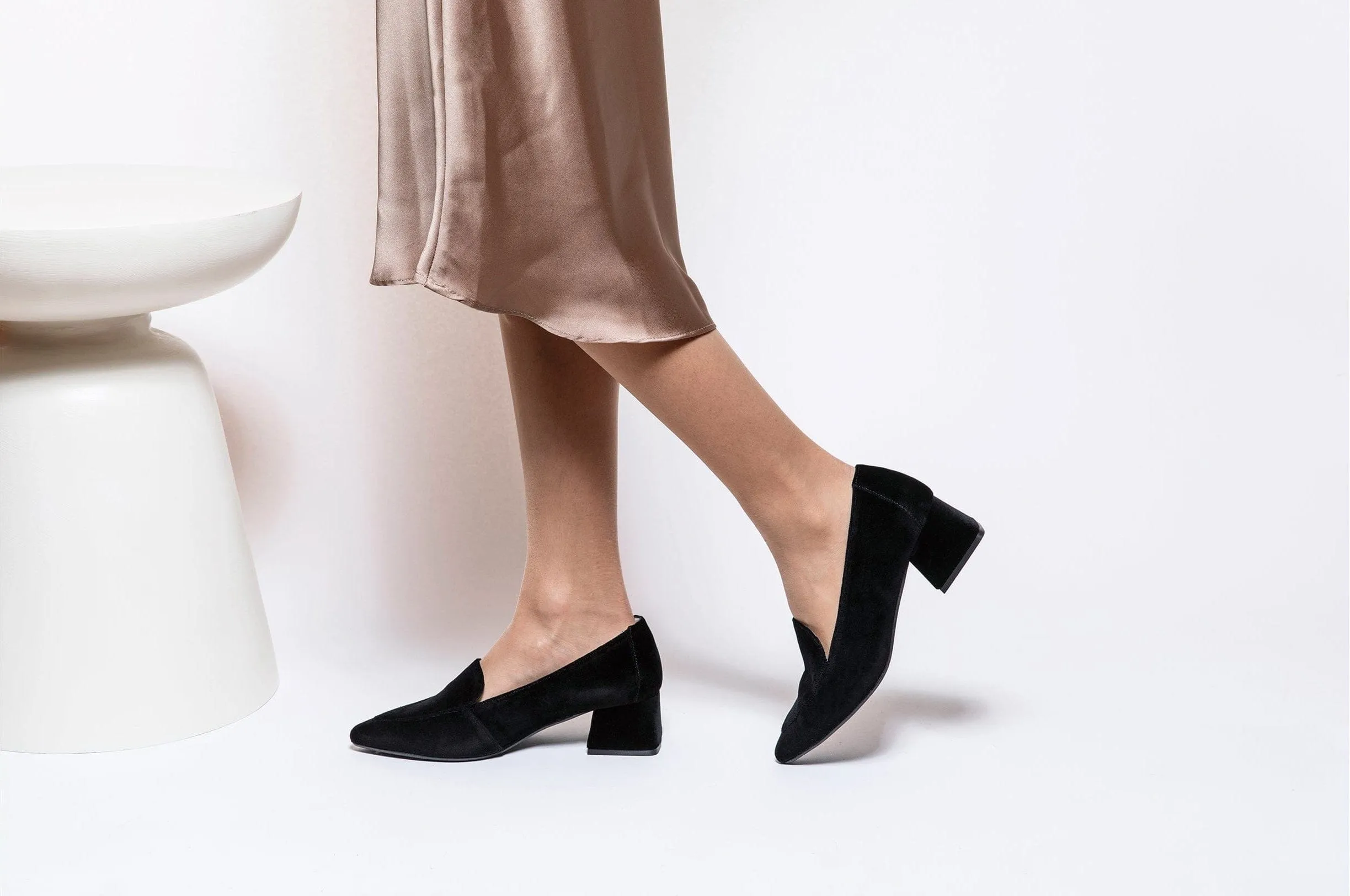 Iris Vegan Velvet Moccasin Loafers | Schwarz