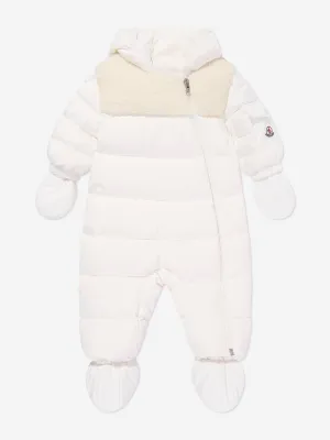 Moncler Enfant Baby Daunengefütterter Schneeanzug in Weiß