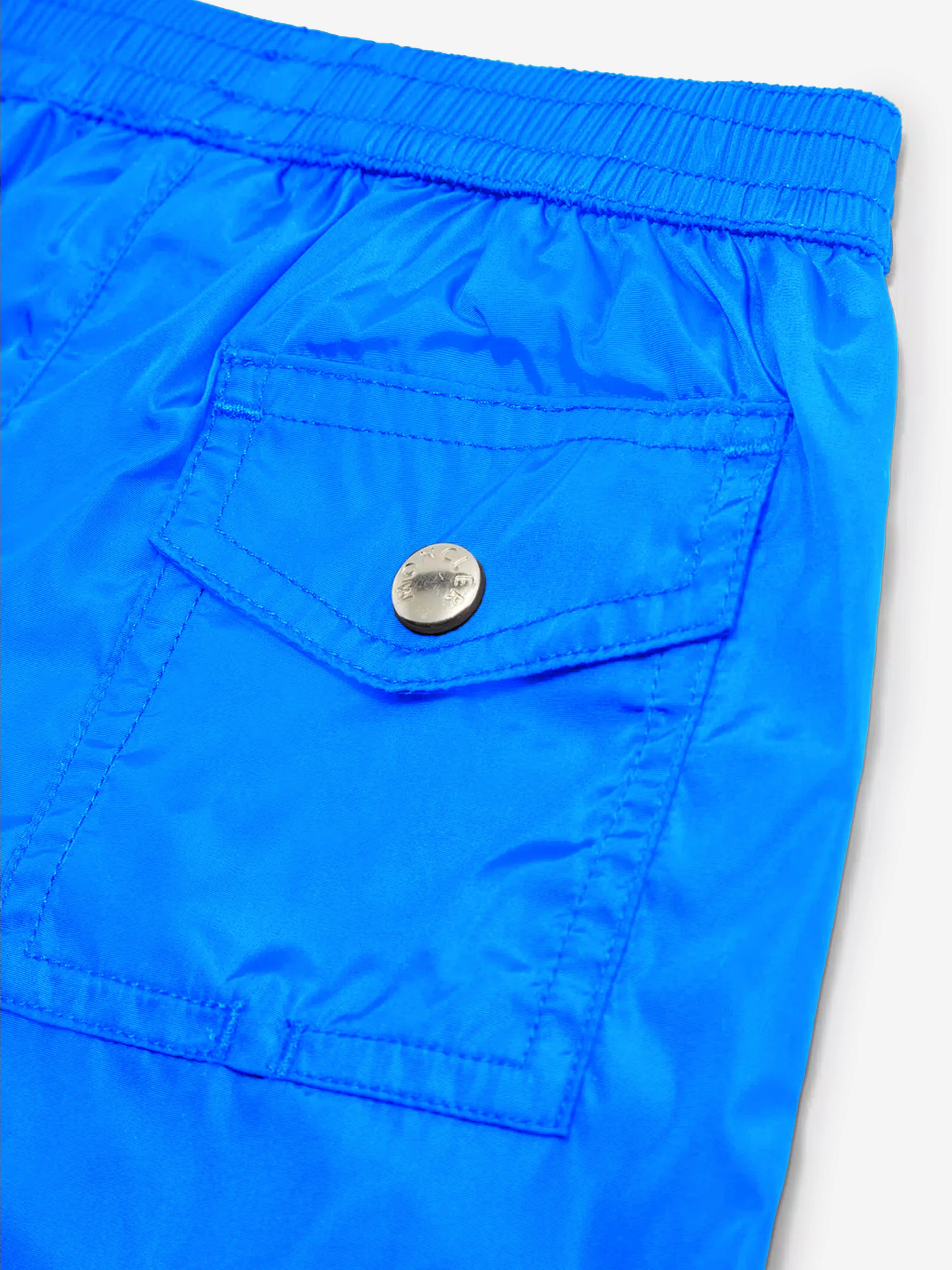 Moncler Enfant Jungen Logo Badeshorts in Blau