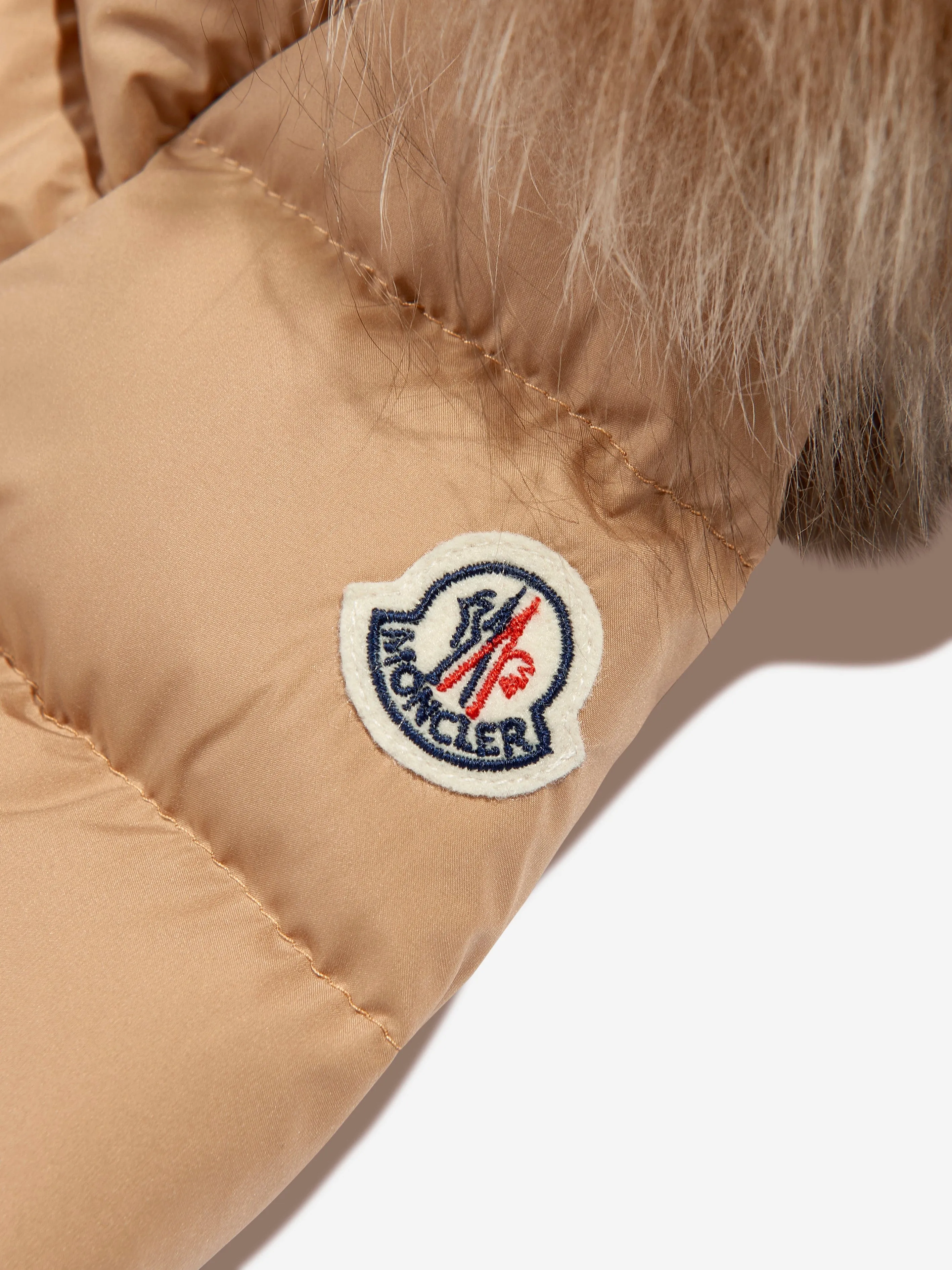 Moncler Enfant Mädchen Boedette Kapuzen-Shearling-Daunenjacke in Beige