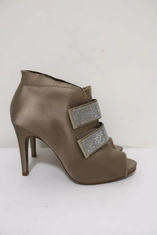 Pedro Garcia Peeptoe-Stiefeletten mit Kristallverzierungen in Beige Satin Größe 38