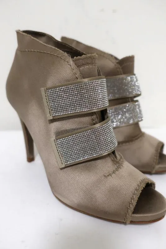 Pedro Garcia Peeptoe-Stiefeletten mit Kristallverzierungen in Beige Satin Größe 38