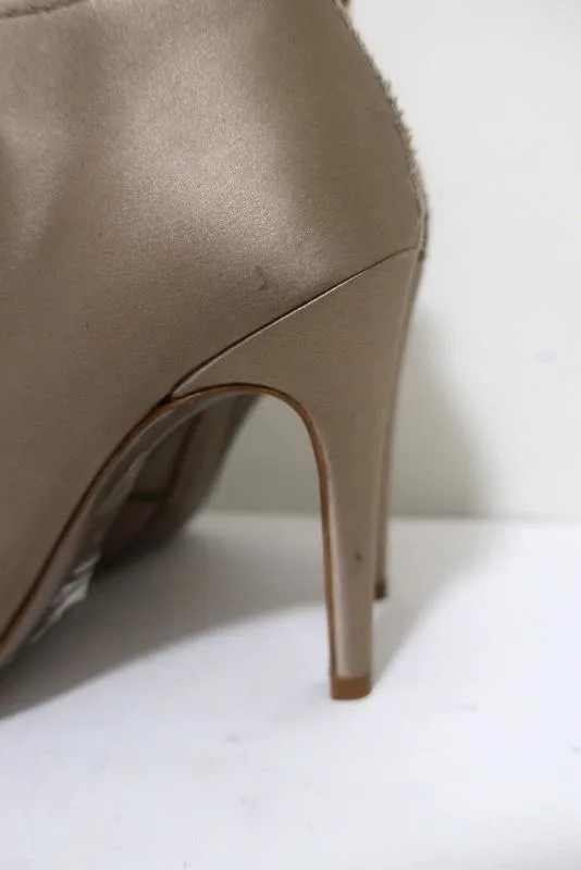 Pedro Garcia Peeptoe-Stiefeletten mit Kristallverzierungen in Beige Satin Größe 38