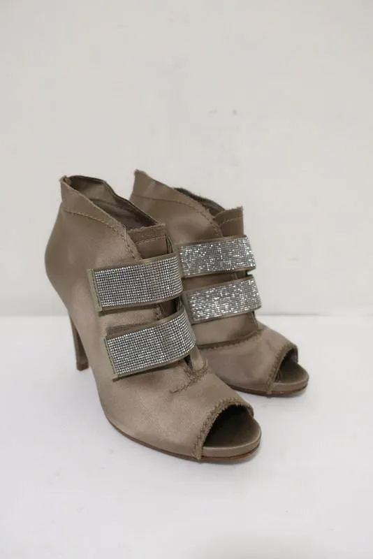 Pedro Garcia Peeptoe-Stiefeletten mit Kristallverzierungen in Beige Satin Größe 38
