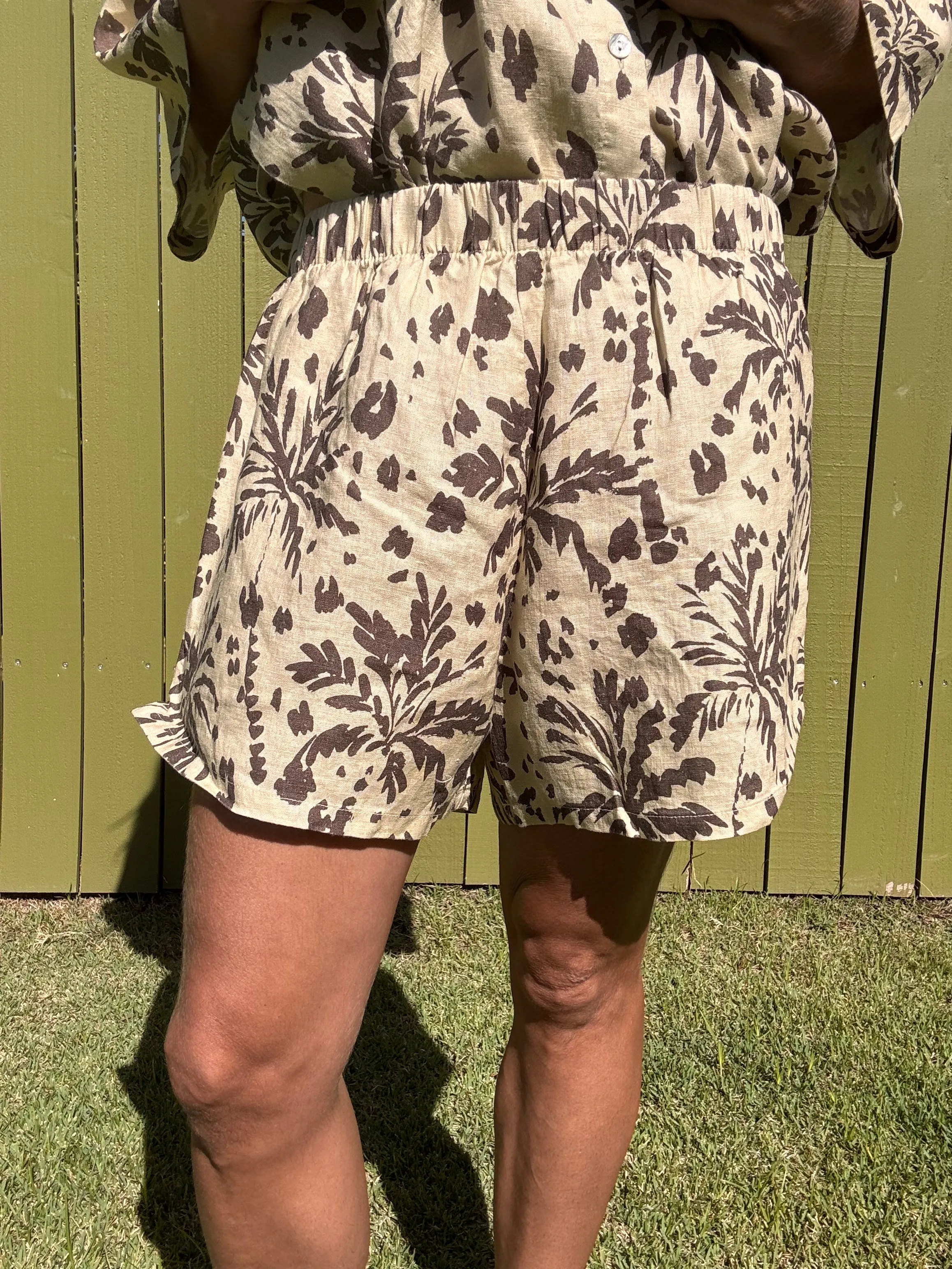 POOLSIDE PARADISO Zanzibar Schlitz Shorts - Marzipan