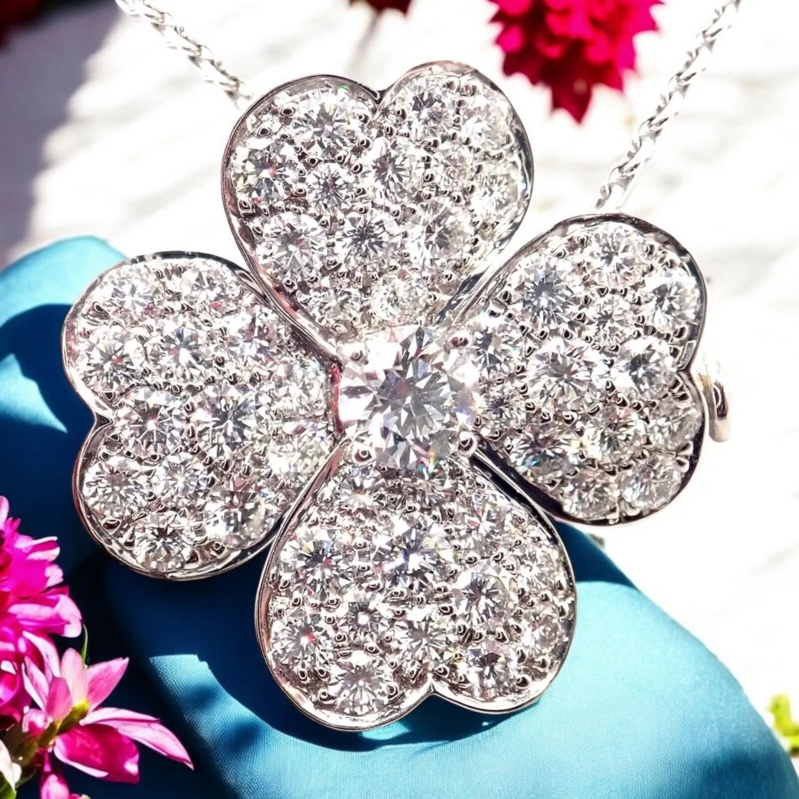 Van Cleef & Arpels Cosmos Brosche Anhänger Halskette aus 18 Karat Weißgold mit Diamanten in mittlerer Größe
