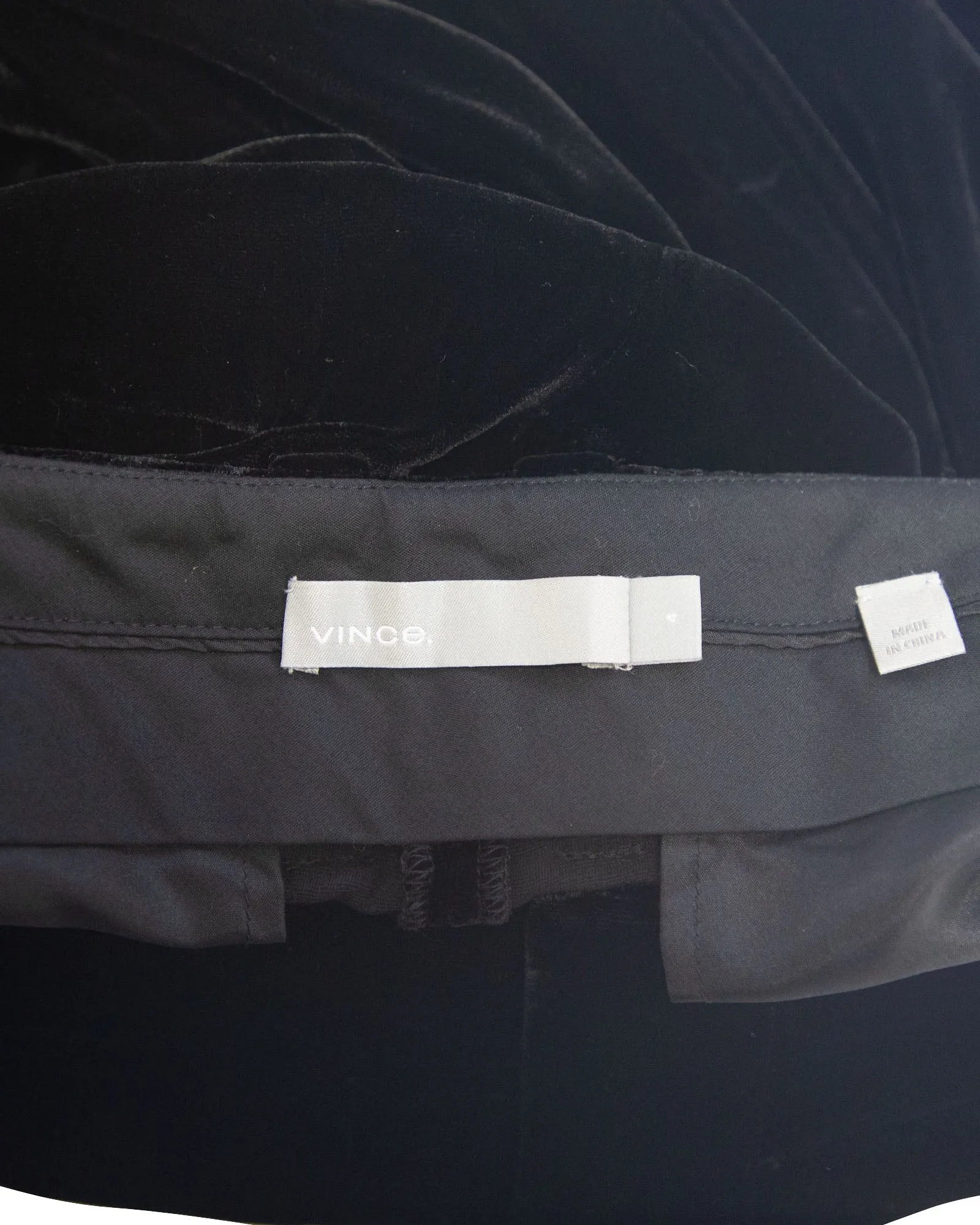 Vince Pull On Hose in schwarzem Samt