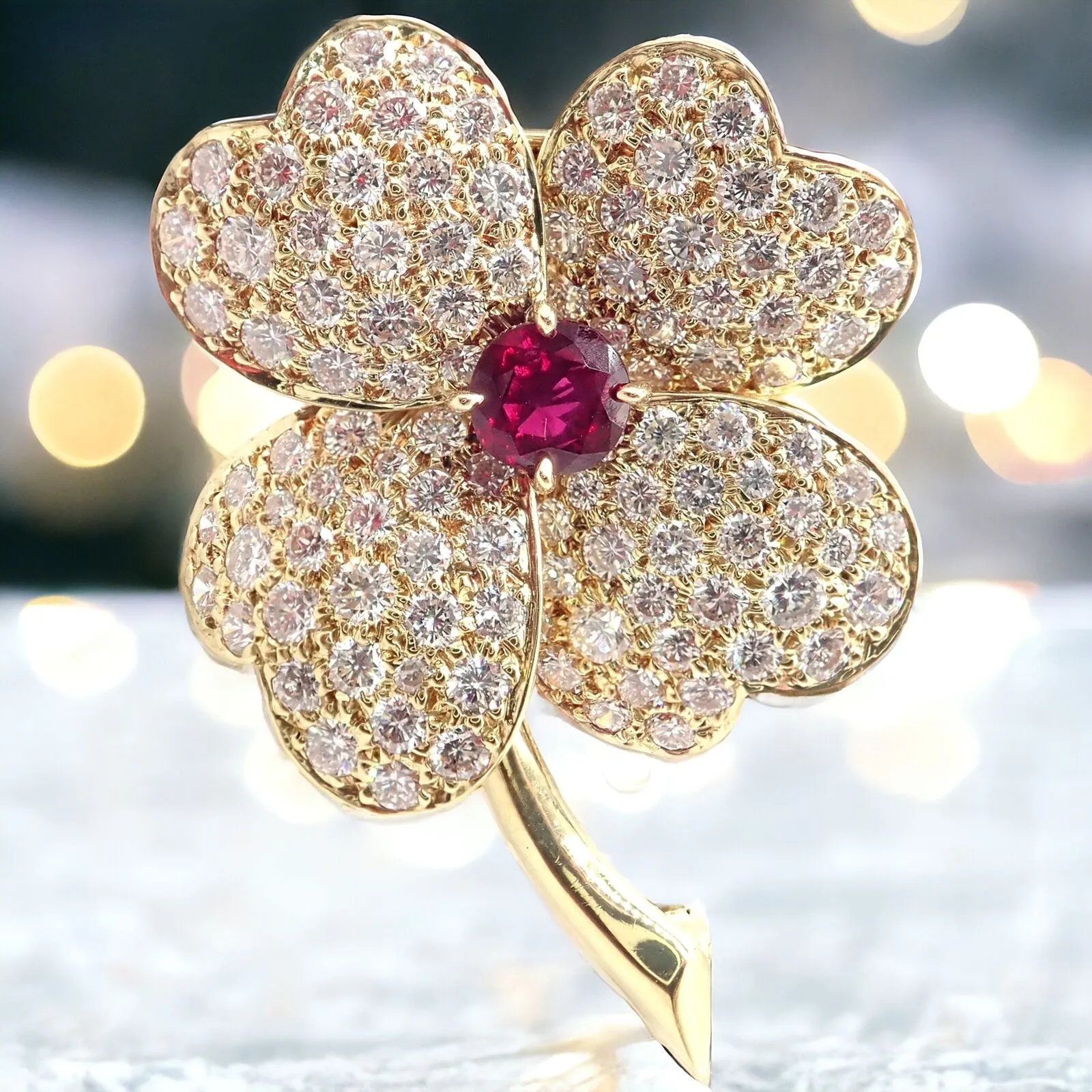 Vintage! Van Cleef & Arpels Cosmos Brosche & Anhänger aus 18 Karat Gelbgold mit Diamanten und Rubinen