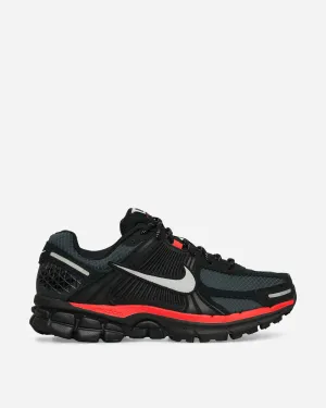 Zoom Vomero 5 Sneakers Schwarz / Leuchtendes Karmesinrot